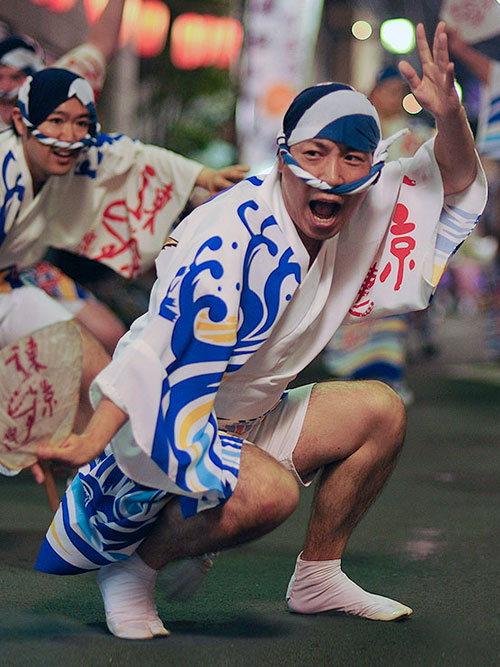 Un danseur portant un costume Awa Odori. Il porte également un hachimakis noué à la façon samuraï