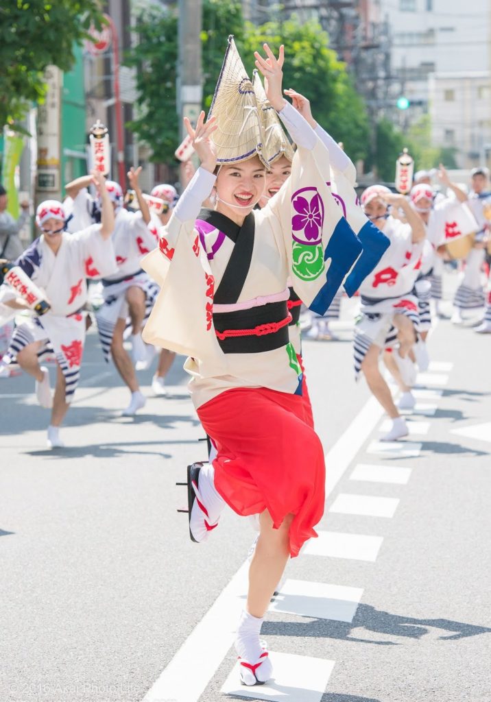 Une danseuse d'Awa Odori portant une amigasa et des getas