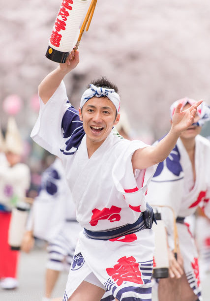 Un danseur d'Awa Odori avec une lanterne