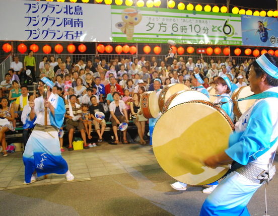 Des musiciens portant des tambours Taikos et une clôche chanchiki