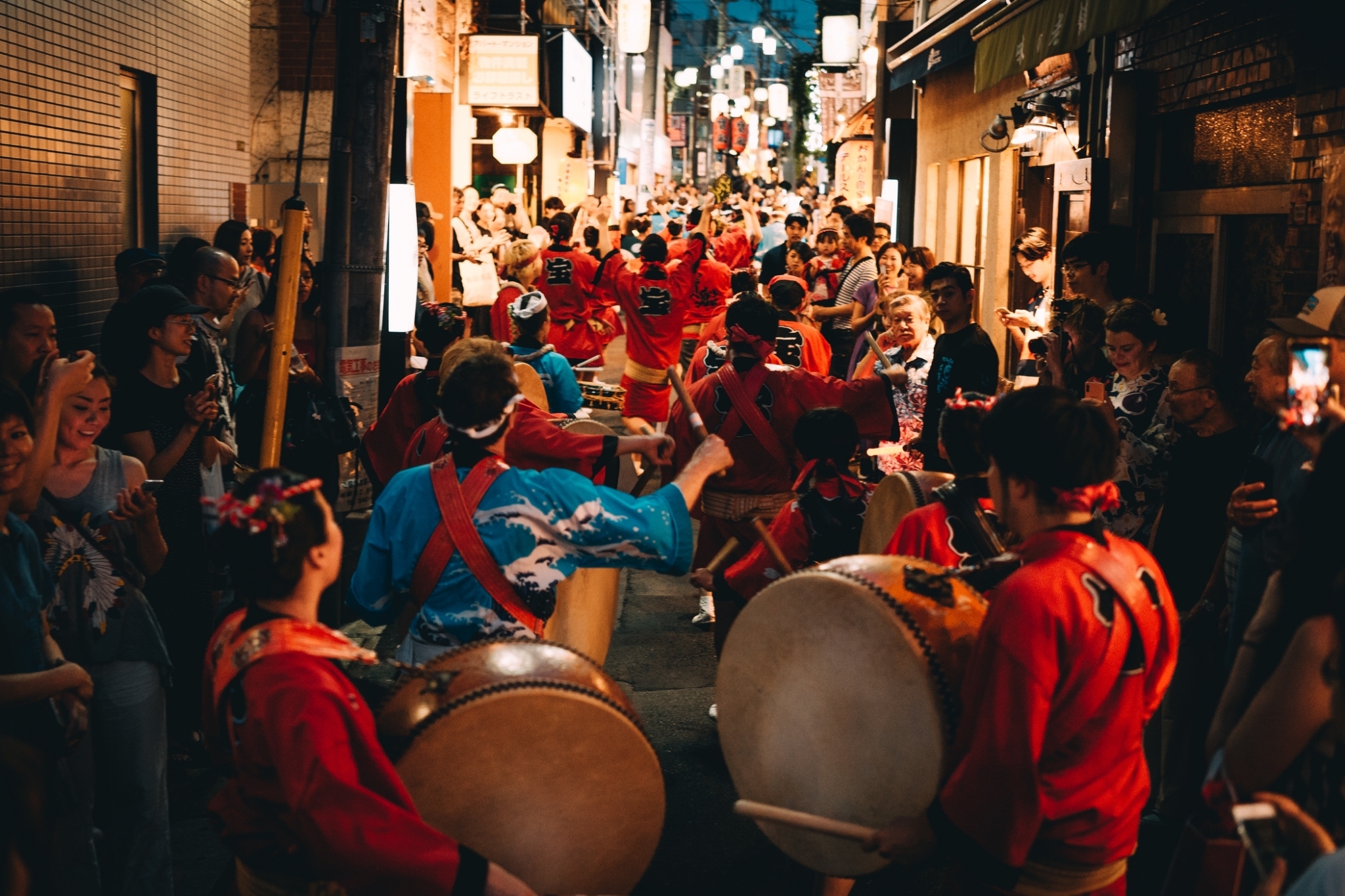 Des danseurs Awa Odori avec leurs musiciens, dans une rue étroite de Tokyo