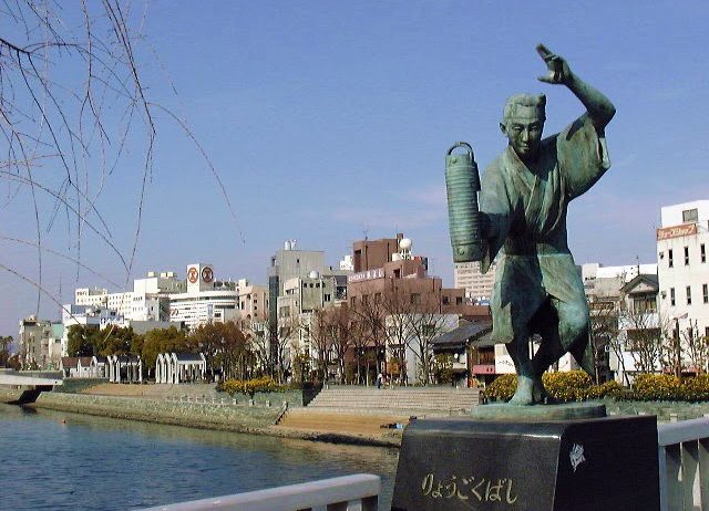 Une statue de danseur d'Awa Odori sur un pont de Tokushima