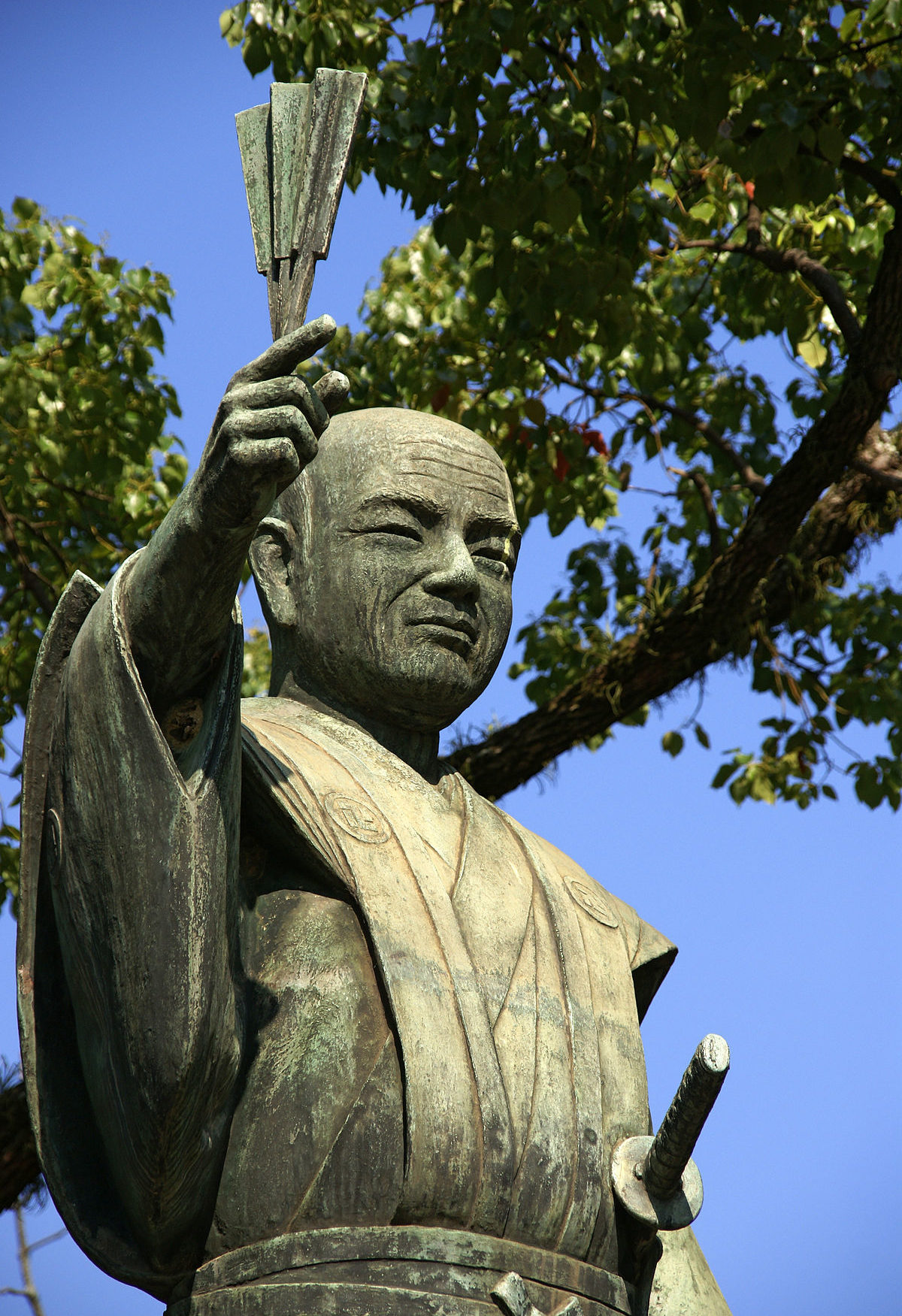 Une statue du seigneur féodal Hachisuka Iemasa, contemporain de la naissance de la danse Awa Odori